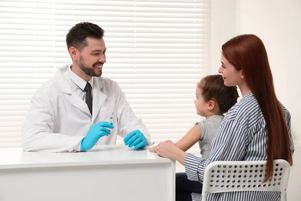 Gyermekhepatitisz Elleni Oltás Anya Lányával Klinikán Orvos Beadja Injekciót Kislánynak — Stock Fotó