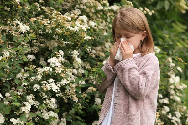 Little Girl Suffering Seasonal Pollen Allergy Blossoming Tree Spring Day — Stock Photo, Image