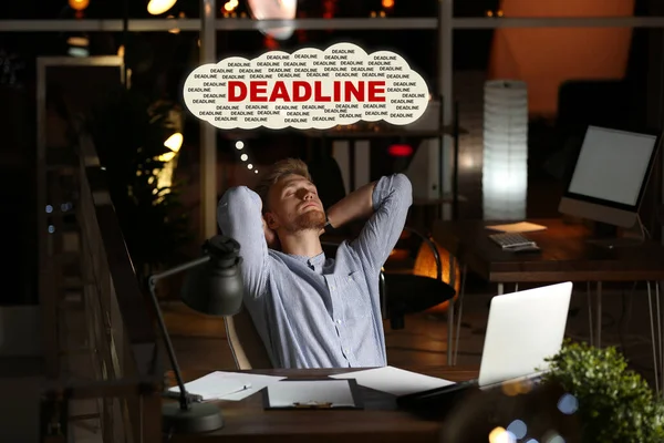 Trabajador Cansado Pensando Fecha Límite Estresándose Escritorio Oficina Por Noche —  Fotos de Stock