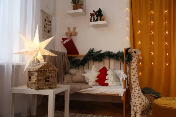 Yatağı Oyuncakları Noel Süsü Olan Rahat Bir Çocuk Odası Tasarım — Stok fotoğraf