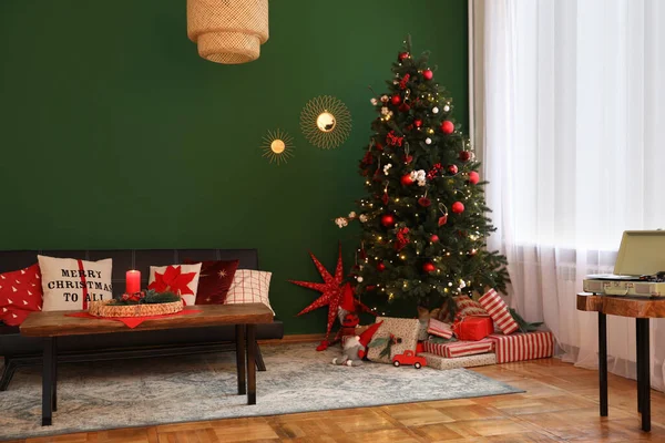 Gemütliches Wohnzimmer Mit Weihnachtsbaum Und Festlichem Dekor Innenarchitektur — Stockfoto