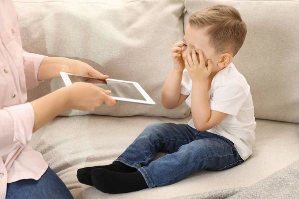Dipendenza Internet Madre Che Porta Tablet Dal Suo Piccolo Figlio — Foto Stock