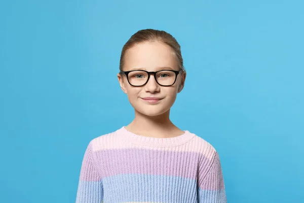 Porträtt Söt Flicka Glasögon Ljusblå Bakgrund — Stockfoto