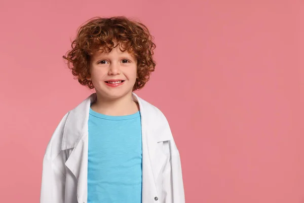 Porträtt Liten Pojke Medicinsk Uniform Rosa Bakgrund Plats För Text — Stockfoto