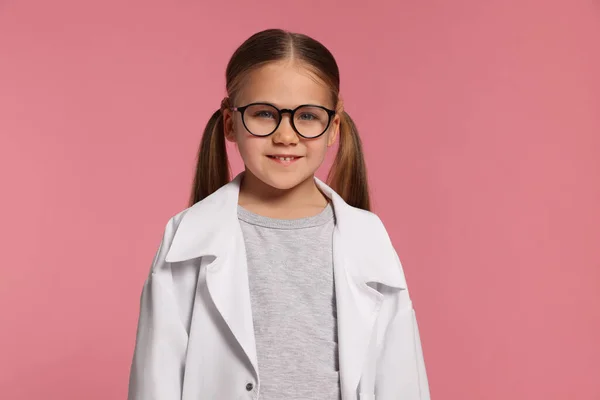 Porträtt Liten Flicka Medicinsk Uniform Och Glasögon Rosa Bakgrund — Stockfoto