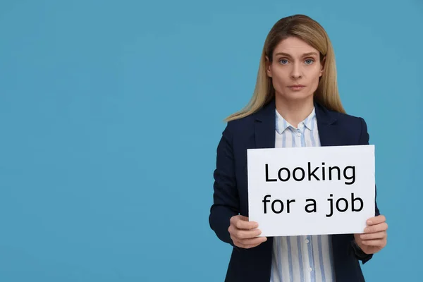 Mulher Desempregada Segurando Sinal Com Frase Procurando Emprego Fundo Azul — Fotografia de Stock