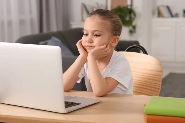 Mała Dziewczynka Używająca Laptopa Przy Stole Domu Uzależnienie Internetu — Zdjęcie stockowe