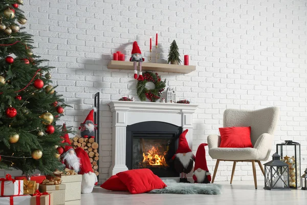 美丽的圣诞主题照片区 房间里有树和壁炉 — 图库照片