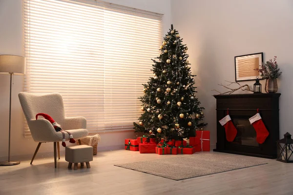 Bellamente Envuelto Cajas Regalo Bajo Árbol Navidad Sala Estar — Foto de Stock