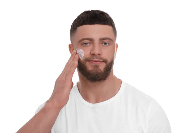 Knappe Man Aanbrengen Crème Zijn Gezicht Witte Achtergrond — Stockfoto