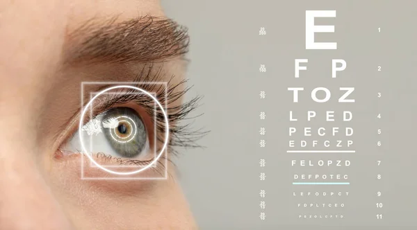 Vision Testdiagram Och Laser Reticle Fokuserad Kvinnans Öga Mot Ljusgrå — Stockfoto