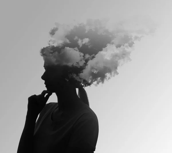 Στοχαστική Γυναίκα Ομίχλη Και Σύννεφα Στο Κεφάλι Που Συμβολίζουν Αμνησία — Φωτογραφία Αρχείου