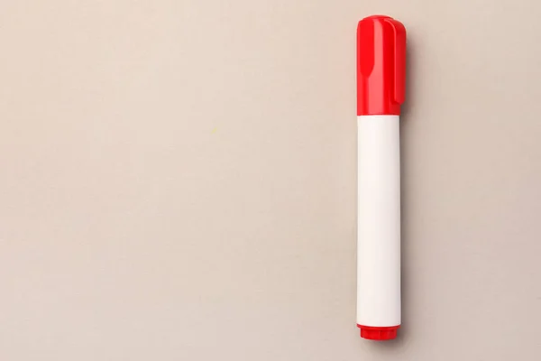 Heldere Rode Stift Beige Achtergrond Bovenaanzicht Ruimte Voor Tekst — Stockfoto