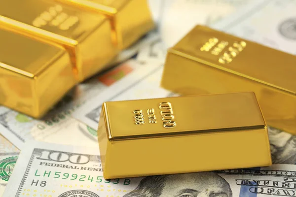 Błyszczące Sztabki Złota Banknotach Dolarowych Zbliżenie — Zdjęcie stockowe