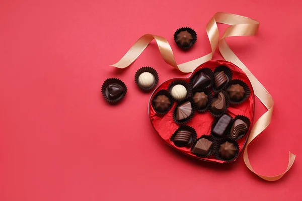 心形盒子 有美味的巧克力糖果和红色背景的丝带 案文的篇幅 — 图库照片