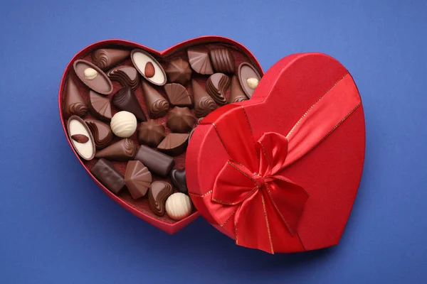 Herzförmige Schachtel Mit Leckeren Schokoladenbonbons Auf Blauem Hintergrund Ansicht Von — Stockfoto