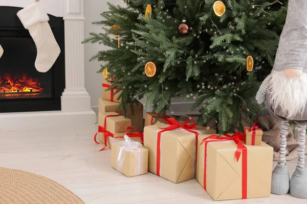 Molte Scatole Regalo Diverse Sotto Albero Natale Decorazioni Festive Soggiorno — Foto Stock