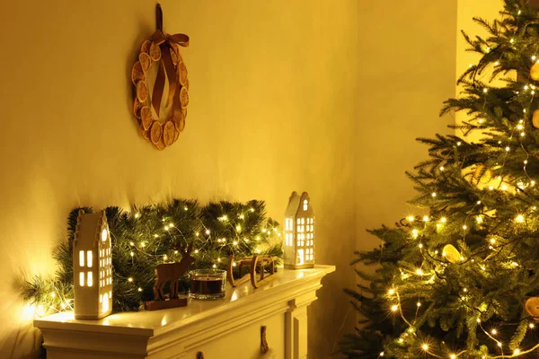 Cheminée Avec Accessoires Noël Couronne Décorative Près Sapin Dans Chambre — Photo
