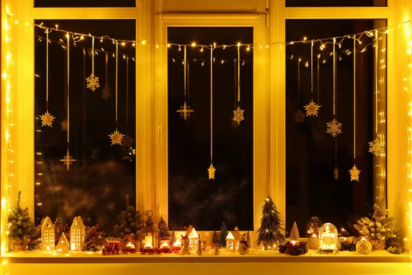 Dům Tvaru Lucerny Vánoční Výzdoba Parapetu Uvnitř — Stock fotografie