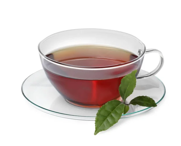 白い背景に熱い芳香のお茶と緑の葉のガラスカップ — ストック写真