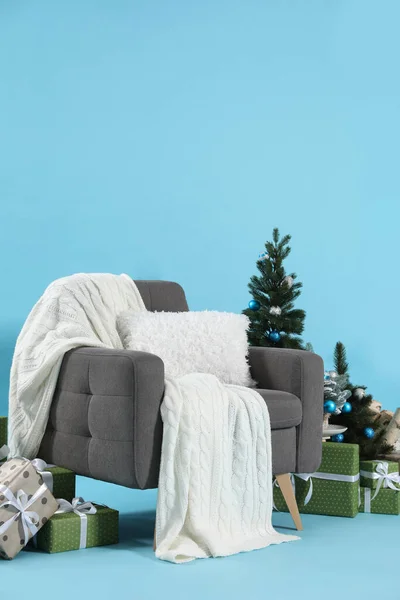 Vacker Jul Tema Fotozon Med Snygg Fåtölj Träd Och Presentförpackningar — Stockfoto