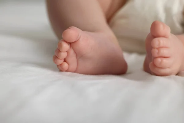 Lindo Bebé Pañal Cama Primer Plano —  Fotos de Stock