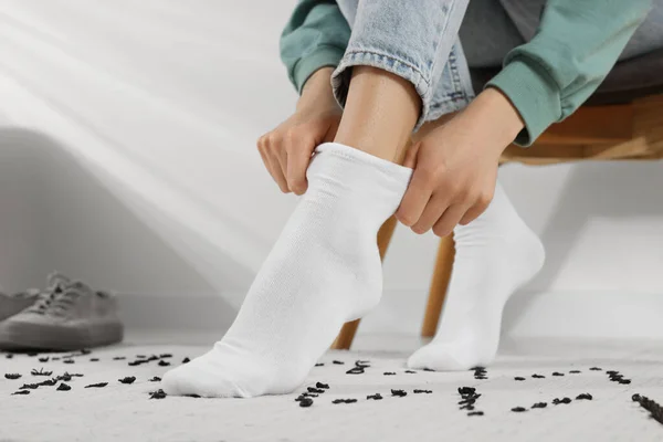 Γυναίκα Που Βάζει Λευκές Κάλτσες Στο Σπίτι Κοντινό Πλάνο — Φωτογραφία Αρχείου