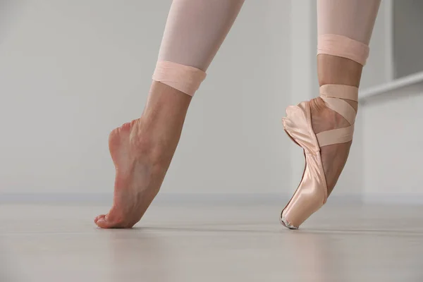 Bailarina Zapato Puntiagudo Bailando Interiores Primer Plano — Foto de Stock