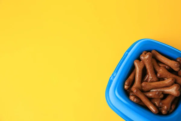 Tigela Azul Com Biscoitos Cão Forma Osso Fundo Amarelo Vista — Fotografia de Stock
