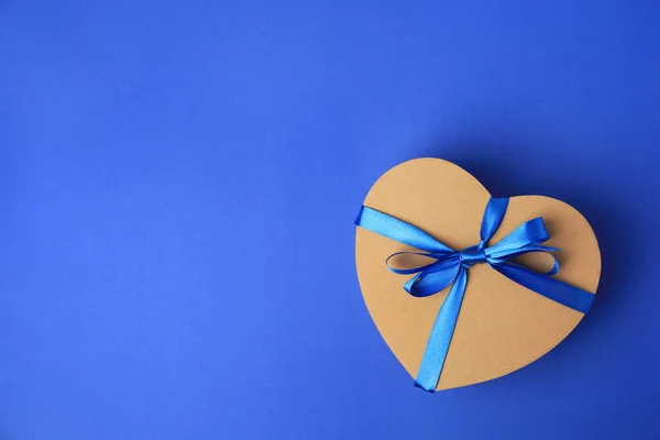 Belle Boîte Cadeau Forme Coeur Avec Arc Sur Fond Bleu — Photo