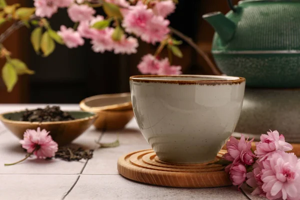 Tradiční Obřad Šálek Vařeného Čaje Konvice Sakura Květiny Kachlovém Stole — Stock fotografie