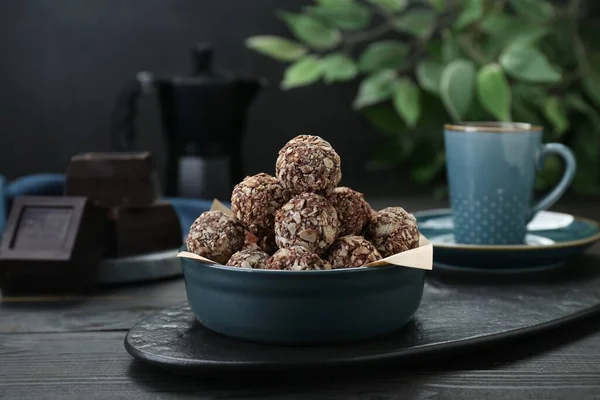 Schüssel Mit Leckeren Süßen Schokoladenbonbons Auf Schwarzem Holztisch — Stockfoto