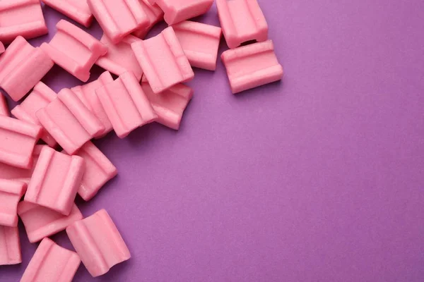 Lekker Roze Kauwgom Paarse Achtergrond Plat Gelegd Ruimte Voor Tekst — Stockfoto