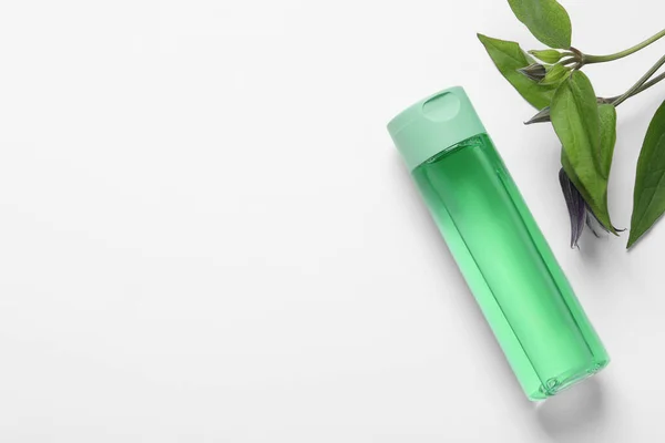 Fles Cosmetisch Product Groene Bladeren Witte Achtergrond Plat Gelegd Ruimte — Stockfoto