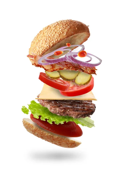 Delicioso Hambúrguer Com Diferentes Ingredientes Voadores Fundo Branco — Fotografia de Stock
