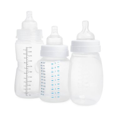 Beyaz arka planda bebek sütü için üç boş besleme şişesi