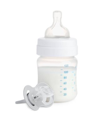 Süt şişesi ve beyaz arka planda bebek emziği