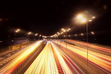 Yol trafiği, hareket bulanıklığı. Gece araba ışık izlerinin görüntüsü
