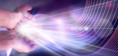 Aura fenomeni. Ellerinden çıkan enerji akışları renk arkaplanına karşı olan kadın, yakın plan. Pankart tasarımı