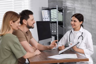 Klinikteki doğum doktoruyla randevusu olan çift. Hasta danışmanlığı