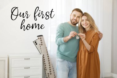 İlk alıcısı. Yeni evlerinde anahtarı olan mutlu genç çift Fisrt Evimiz