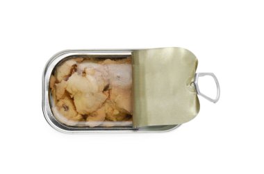 Beyaz arka planda lezzetli morina ciğeri konservesi aç.