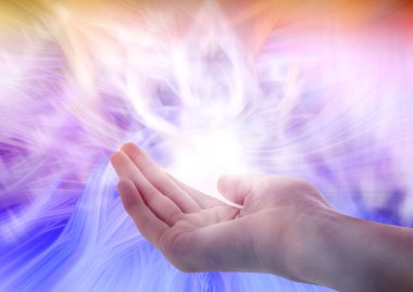 Aura fenomeni. Ellerinin etrafında renk arkaplanına karşı enerji akışı olan kadın, yakın plan.