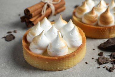 Açık gri masadaki kremalı turtalar, yakın plan. Lezzetli tatlı