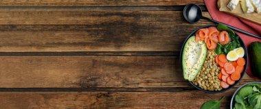 Ahşap masada servis edilen leziz mercimekler. Metin için alanı olan pankart tasarımı