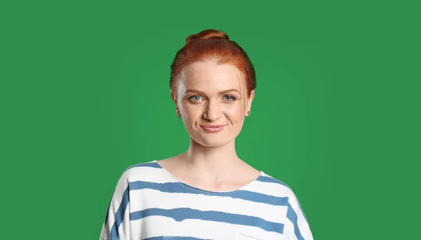 Składanie Klucza Chroma Piękna Młoda Kobieta Czerwonymi Włosami Zielonym Ekranie — Zdjęcie stockowe