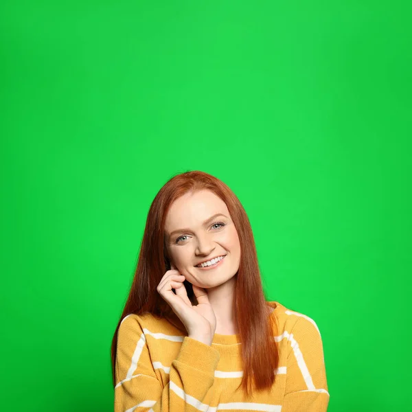Krom Anahtar Bileşimi Yeşil Ekran Karşısında Kızıl Saçlı Mutlu Genç — Stok fotoğraf