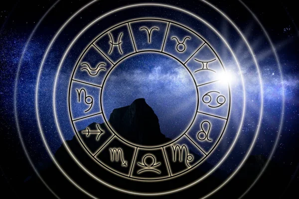 Ζόντιακ Τροχός Στο Ορεινό Τοπίο Έναστρο Ουρανό Φόντο Ωροσκοπική Αστρολογία — Φωτογραφία Αρχείου