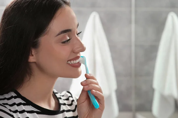 Jonge Vrouw Poetsen Haar Tanden Met Plastic Tandenborstel Badkamer — Stockfoto