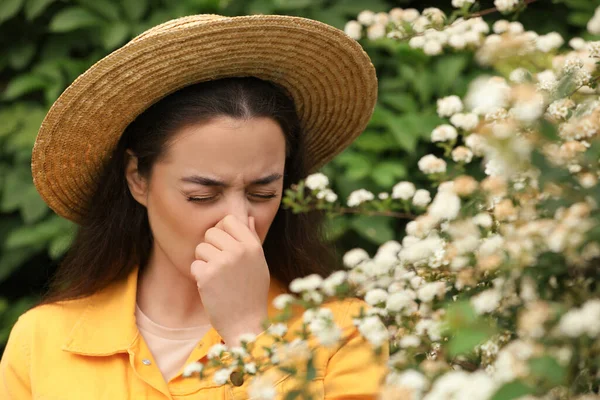 Mujer Que Sufre Alergia Polen Estacional Cerca Del Árbol Flor —  Fotos de Stock